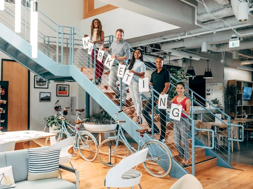 Zespół marketingowy omawiający strategię przy tablicy.